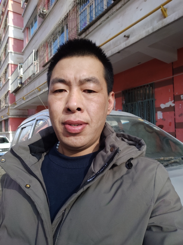 华哥的第一张照片--乌鲁木齐闪婚服务中心