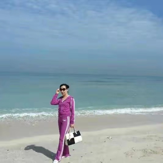 红红的第一张照片--乌鲁木齐闪婚服务中心